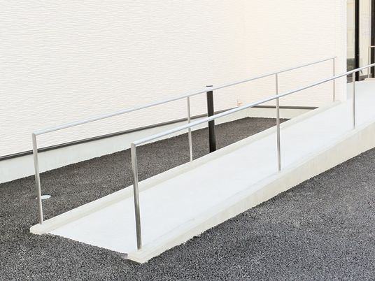 スロープのある外観  