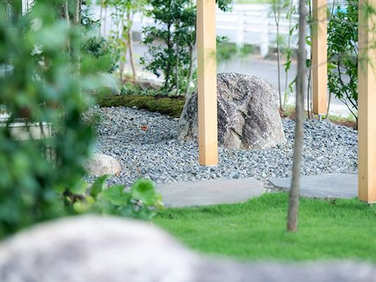 石と芝の中庭  