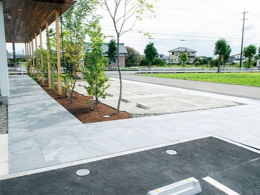 施設の外観と駐車場  