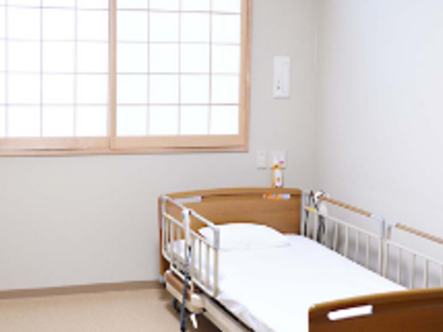 静かな空間の居室 居室 清潔感あふれる静かな居室で、くつろぎのひとときをお過ごしいただけます。自然光が穏やかに差し込んできます。