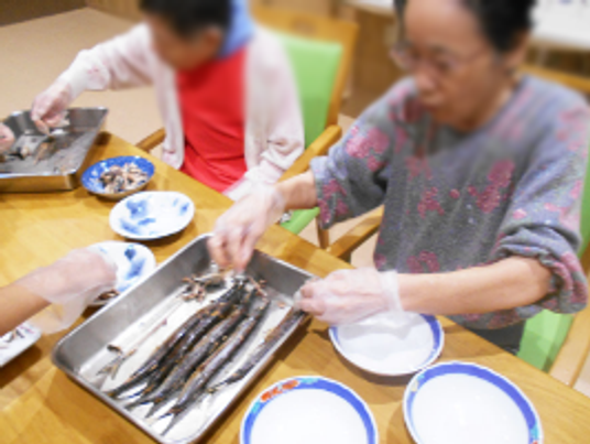 魚料理を準備する様子