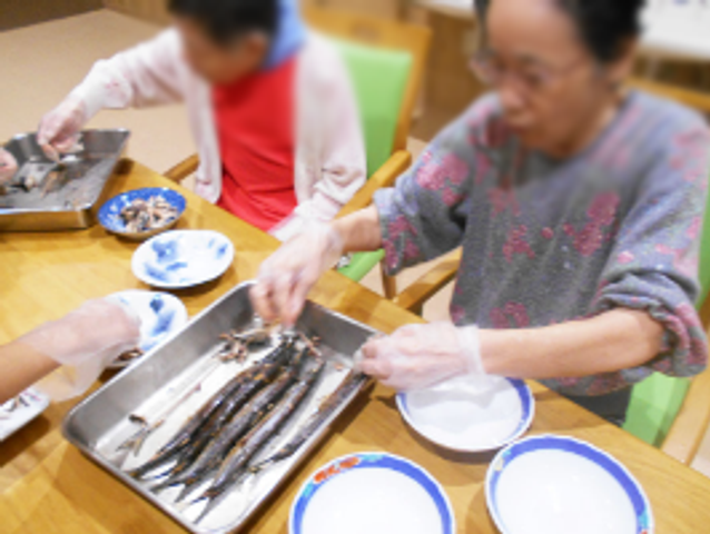魚料理を準備する様子