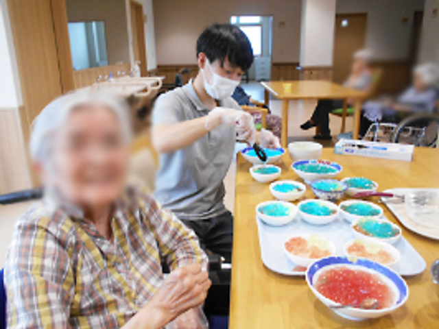 楽しい作業風景 ダイニングルーム 利用者とスタッフが楽しく共同作業をする明るいスペースです。コミュニケーションが活発です。