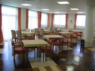 広々とした明るい食堂