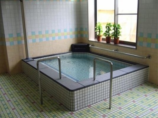 陽光差し込むタイルの浴室