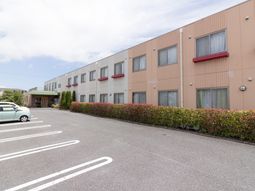 広い駐車場のある建物外観