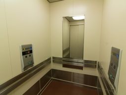 清潔なエレベーター内部