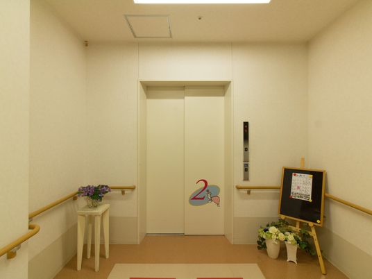 清潔なエレベーター前