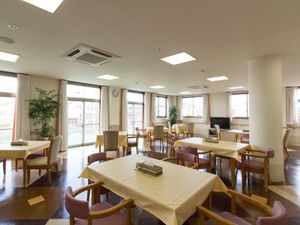 広々とした明るい食堂