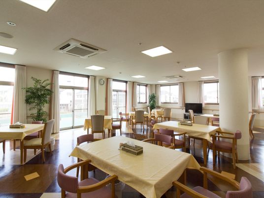 広々とした明るい食堂