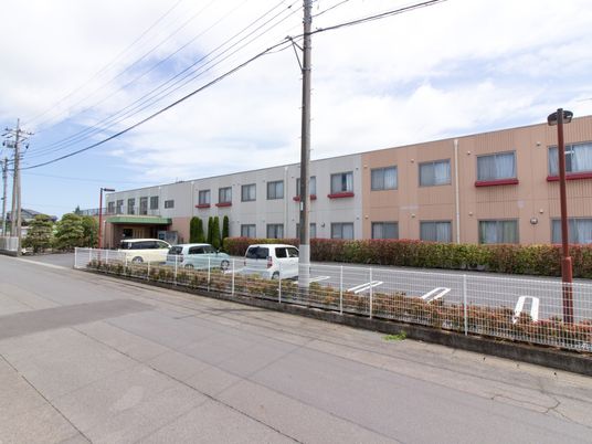 広く落ち着いた建物外観