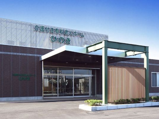 建物正面の出入口外観