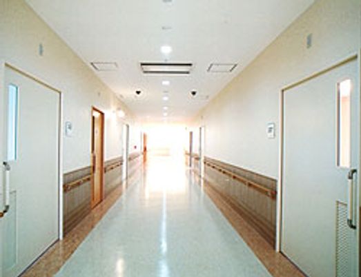 明るく広々とした廊下