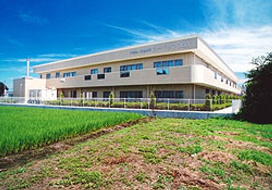 広々とした建物外観