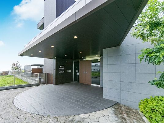 施設のエントランス  
