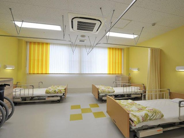 明るい居室 居室 自然光が差し込む居室です。ベッドや車椅子もスムーズに配置できる広さがあります。