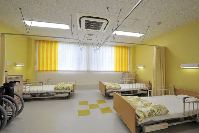 明るい居室 居室 自然光が差し込む居室です。ベッドや車椅子もスムーズに配置できる広さがあります。