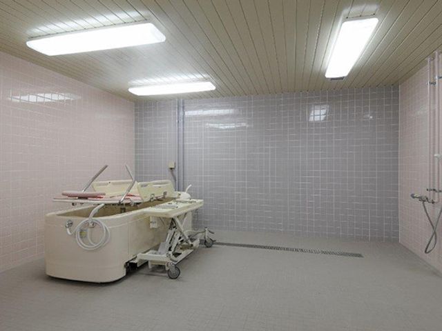 清潔な浴室 浴室 広々とした空間で、移動用の設備が整っており、安全に入浴をサポートします。