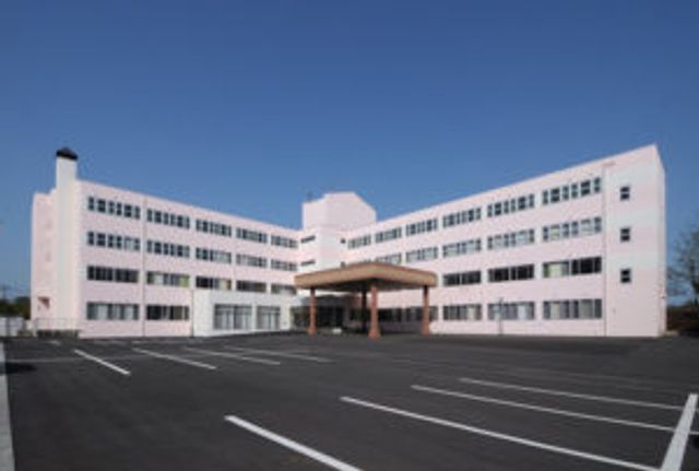 広々とした建物外観 外観 開放的な外観で、明るい環境が整った職場です。広い駐車場が完備されています。