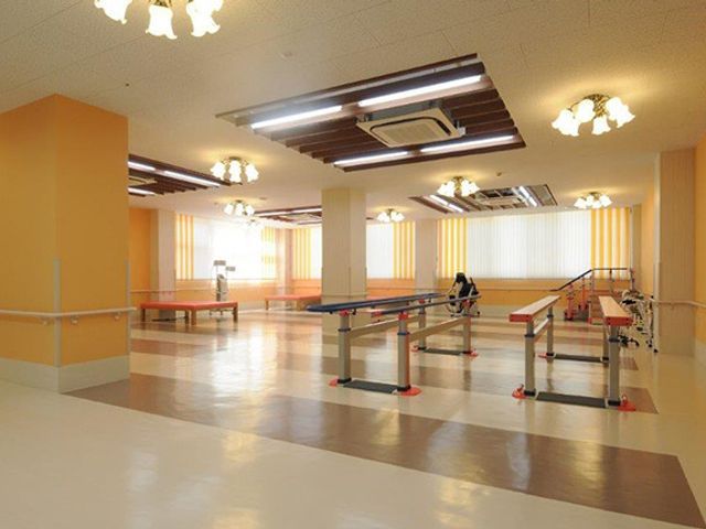 広々とした訓練室 機能訓練室 自然光が差し込む広々としたスペースで、利用者が快適に訓練に取り組めます。