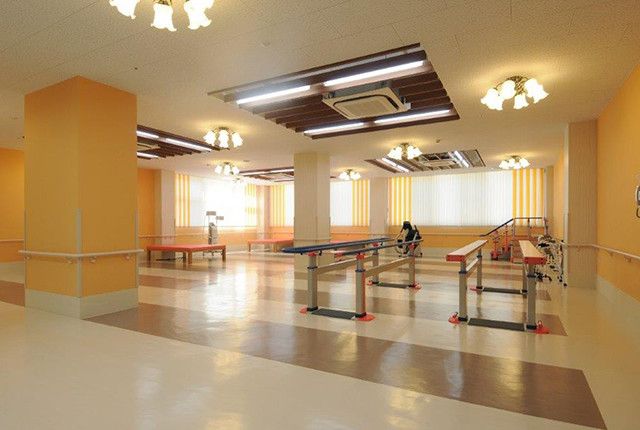 広々とした訓練室 機能訓練室 自然光が差し込む広々としたスペースで、利用者が快適に訓練に取り組めます。