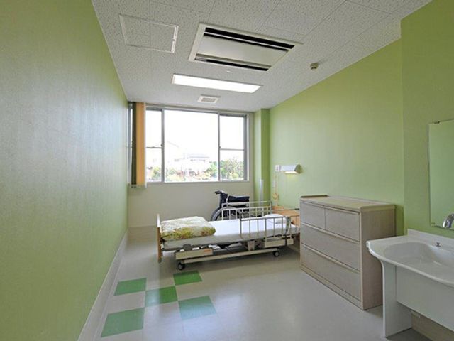 明るい居室 居室 大きな窓から自然光が差し込む、清潔感のある部屋です。居心地よい空間が広がっています。