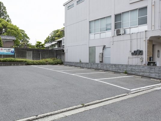 建物横の駐車場外観  