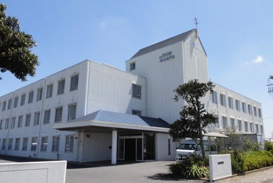白い建物の外観