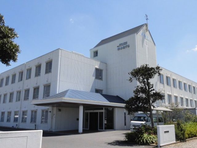 白い建物の外観 外観 広々とした開放感と明るい雰囲気を感じられる白い外装です。緑が周囲に配置されています。