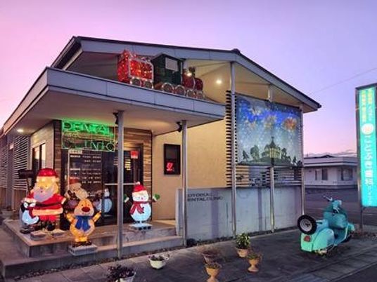 夕暮れの建物外観  