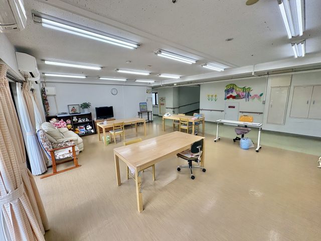 広々とした多目的室 多目的室 明るく開放的な空間で、リラックスした雰囲気の中で多様な活動を行えます。
