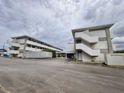 広々とした施設の外観