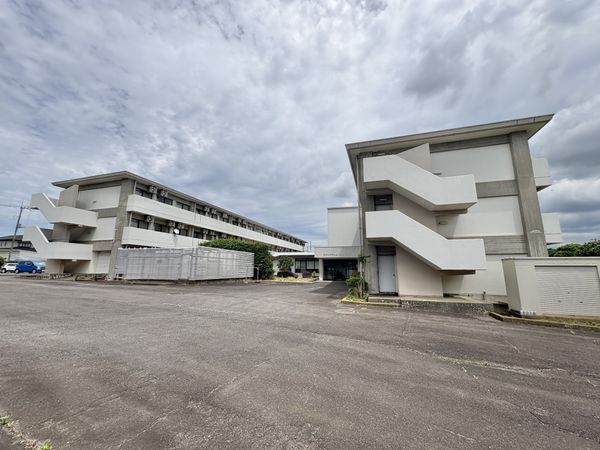 広々とした施設の外観