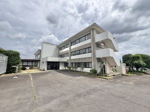 広々とした施設の外観