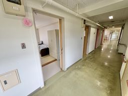 長い廊下と部屋の扉