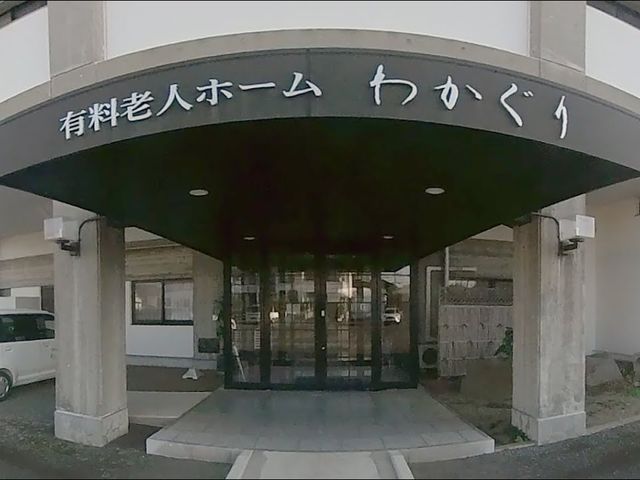 活動的なラウンジ ラウンジ 自然光が差し込む明るい空間で、リラックスした雰囲気の中、利用者が楽しそうに過ごしています。