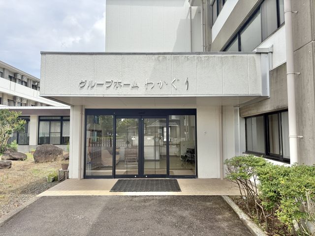 入口付近の様子 外観 広々としたエントランスは、訪問者を暖かく迎えます。落ち着いた環境が整っています。