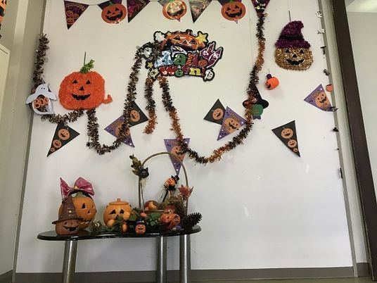 ハロウィン装飾の廊下  