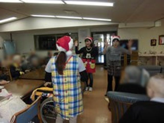 明るい空間のラウンジ ラウンジ 明るいラウンジでスタッフが楽しいアクティビティを提供しています。リラックスした雰囲気です。