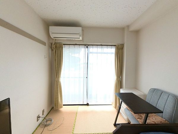 陽光差し込む和室