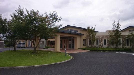 緑に囲まれた建物の外観