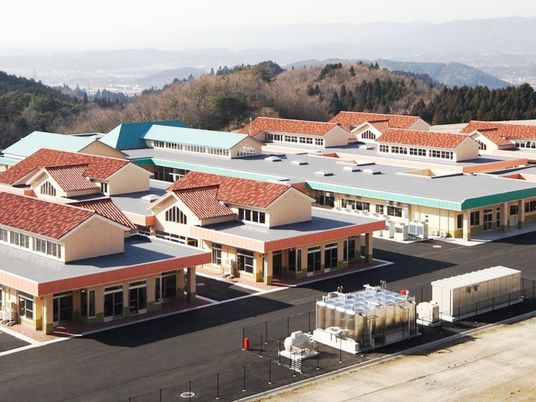 山を望む施設外観  
