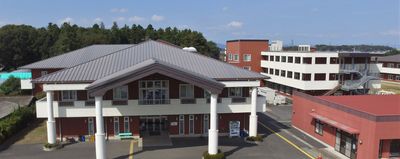 白と茶色の建物外観