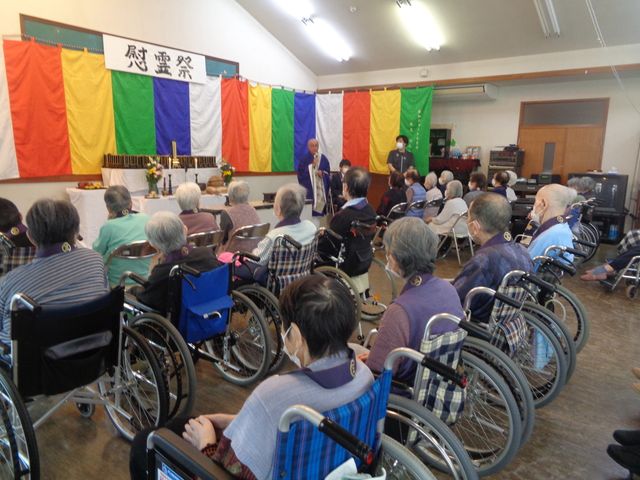 イベントスペース 多目的室 広々とした多目的室でのイベントには、車椅子の方々も安心して参加できます。色とりどりの装飾が施された空間です。