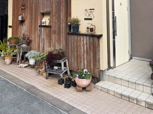 花のある玄関先  