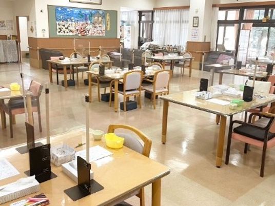 明るい食堂の様子  