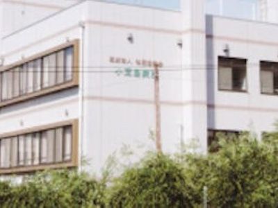 大きな窓のある外観