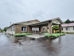 雨に濡れた建物の外観