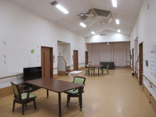 広々とした多目的室 多目的室 ゆったり座れる椅子が並び、落ち着いた雰囲気の活動スペースです。読書や交流など、さまざまな時間を過ごせます。