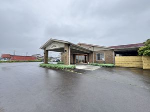 雨の日の建物外観